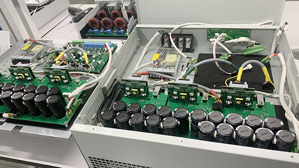 Ĉu statika reaktiva potenca generatoro havas la funkcion de kondensilo?